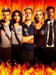 L-R: Matthew Casey (Jesse Spencer), Gabriela Dawson (Monica Raymund), Kelly Severide (Taylor Kinney), Sylvie Brett (Kara Killmer) und Wallace Boden (Eamonn Walker).