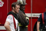 Chicago Fire Staffel 7, Folge 1  Ersch&ouml;pft vom Einsatz: Jesse Spencer als Matthew Casey,  Eamonn Walker als Chief Wallace Boden.