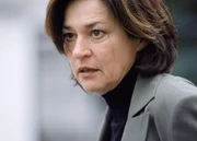 Anna Engelhardt (Charlotte Schwab), die Chefin der Autobahnpolizei, wird der Mitwisserschaft in einem Mord- und Drogenfall verd&auml;chtigt.