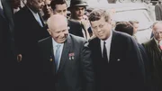 1961. Um die Eskalation zu beenden, reist Kennedy nach Wien, um sich mit Chruschtschow zu treffen.