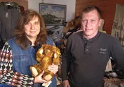 Annette Zimmermann und Tr&ouml;delexperte Otto Schulte inmitten unz&auml;hliger Teddyb&auml;ren bei der Besichtigung der Wohnung-1