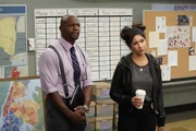 Terry Jeffords (Terry Crews, l.); Rosa Diaz (Stephanie Beatriz, r.)