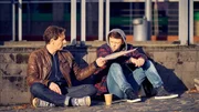 Stefan (Hendrik Duryn, l.) versucht Niko (Junis Marlon) bei der Bew&auml;ltigung seiner Vergangenheit zu helfen... Aber will Niko sich &uuml;berhaupt helfen lassen?