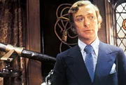 Milo Tindle (Michael Caine) in Wykes Haus