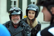 Martin und Jana sind mit dem Motorrad unterwegs, als Gerstl seine Fahrradkontrollen in Lansing macht. Von links: Martin Kirchleitner (Hermann Giefer) und Jana Keller (Isabella Hübner). Martin und Jana sind mit dem Motorrad unterwegs, als Gerstl seine Fahrradkontrollen in Lansing macht. Von links: Martin Kirchleitner (Hermann Giefer) und Jana Keller (Isabella Hübner).