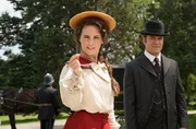Dr. Emliy Grace (Georgina Reilly, li.), Detective William Murdoch (Yannick Bisson, re.)