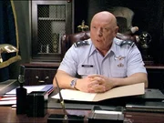 Emmett darf mit seinem Team einen Dokumentarfilm &cedil;ber das SGC drehen. General Hammond (Don S. Davis, Bild) ist alles andere als begeistert...