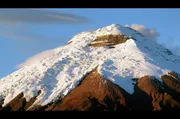 Der Cotopaxi in den ecuadorianischen Anden ist einer der h&ouml;chsten aktiven Vulkane der Erde. Sein Gipfelgletscher wird st&auml;ndig &uuml;berwacht, denn bei einem Ausbruch schmilzt das Eis und es bilden sich Schlammlawinen, die verheerende Sch&auml;den anrichten.