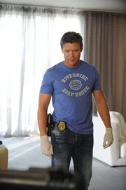 Jim (Matt Passmore) untersucht den Mord an einer Frau, die am Strand verblutet ist. Warum musste Brenda Jackson sterben?