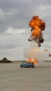 Exploding Fog - Pyrotechniker Engineer Matt Kutcher testet Napalm an einem alten Auto