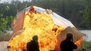 Der Wohnwagen, in dem sich Lambertz, Tom, Semir und die Schriftenexpertin befinden, wird beschossen und explodiert... Der Wohnwagen, in dem sich Lambertz, Tom, Semir und die Schriftenexpertin befinden, wird beschossen und explodiert...
