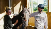Pascal und Alina mit ihrem Pferd bei Pascals erster Reitstunde. Pascal und Alina mit ihrem Pferd bei Pascals erster Reitstunde.