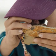 Ein Wissenschaftler beobachtet eine Probe