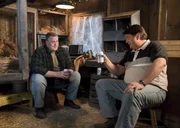 Im Auftrag seiner Frau soll George Sr. (Lance Barber, r.) mit ihrem Nachbarn Herschel (Billy Gardell, l.) reden, denn dessen süße kleine Tochter scheint Sheldon auf dem Schulweg immer wieder zu ärgern ... Im Auftrag seiner Frau soll George Sr. (Lance Barber, r.) mit ihrem Nachbarn Herschel (Billy Gardell, l.) reden, denn dessen süße kleine Tochter scheint Sheldon auf dem Schulweg immer wieder zu ärgern ...