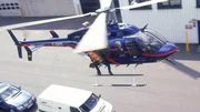 Tom (Rene Steinke) steht auf der Helicopterkufe und l&auml;sst Treibstoff auf den Kunsttransporter ab, um ihn zum Halten zu zwingen...
