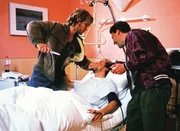 Die Dr&uuml;cker Achim (Heinrich Eyerund, li.) und Ingo (Stefan Franz, li.) tauchen bei Ben (Peter Ketnath) im Krankenhaus auf ...