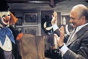Andrew Wyke (Laurence Olivier, re.) &uuml;berzeugt Milo Tindle (Michael Caine, li.), sich in Vorbereitung auf den Diebstahl wie ein Clown zu verkleiden.