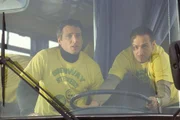 Der Busfahrer hat aufgrund defekter Bremsen die Kontrolle &uuml;ber den Bus verloren. Tom (Rene Steinke, li.) und Semir (Erdogan Atalay) greifen ein und versuchen den Bus in der Spur zu halten...