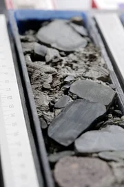 Ueberleben in der Heisszeit Ozeane Sedimentkern vom Meeresgrund am MARUM-Zentrum für Marine Umweltwissenschaften der Universität Bremen, in dem Steine stecken, die Eisberge verloren haben als sie geschmolzen sind. Die Steine fielen zum Meeresboden und wurden dort in den feinen Tonschichten eingeschlossen. Ueberleben in der Heisszeit Ozeane Sedimentkern vom Meeresgrund am MARUM-Zentrum für Marine Umweltwissenschaften der Universität Bremen, in dem Steine stecken, die Eisberge verloren haben als sie geschmolzen sind. Die Steine fielen zum Meeresboden und wurden dort in den feinen Tonschichten eingeschlossen.