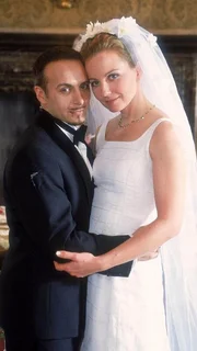 Semir (Erdogan Atalay) und Andrea (Carina Wiese) als gl&uuml;ckliches Brautpaar.