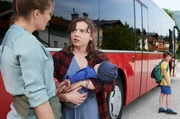 Hat Lena Lorenz (Patricia Aulitzky, l.) mit Rika (Amber Marie Bongard) die Mutter von Baby Leo gefunden?
