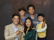 (2. Staffel) - Eine ganz besondere Familie: Louis (Randall Park, l.), Jessica (Constance Wu, M.), Eddie (Hudson Yang, 2.v.r.), Emery (Forrest Wheeler, 2.v.l.) und Evan Huang (Ian Chen, l.) ...