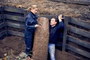 Sarah (Pina K&uuml;hr) ist offenbar Expertin im Umgang mit tonnenschweren Weltkriegsbomben. Stefan (Hendrik Duryn) ist (fast) erleichtert...
