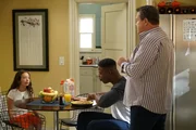 v.li.: Lily Tucker-Pritchett (Aubrey Anderson-Emmons), Dwight (Winston Duke), Cameron Tucker (Eric Stonestreet)