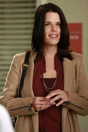 Taucht pl&ouml;tzlich im Krankenhaus auf und will Derek nerven spenden: Lizzie Shepherd (Neve Campbell) ...