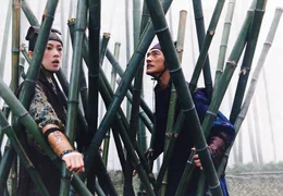 Ein Regen von Bambuslanzen geht auf das Paar nieder, bis Mei (Zhang Ziyi, l.) und Jin (Takeshi Kaneshiro, r.) in der Falle sitzen und weder vor- noch zur&uuml;ck k&ouml;nnen ...
