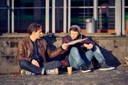 Stefan (Hendrik Duryn, l.) versucht Niko (Junis Marlon) bei der Bew&auml;ltigung seiner Vergangenheit zu helfen.