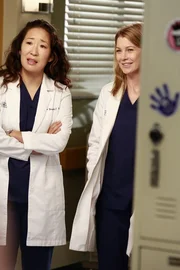 Die neuen Anf&auml;nger werden in all die Dramen des Krankenhauses involviert: W&auml;hrend Meredith (Ellen Pompeo, r.) Heather zwingt, Dereks Schwestern zu kontaktieren, initiiert Cristina (Sandra Oh, l.) einen Wettbewerb zwischen Stephanie und Leah ...
