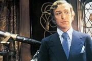 Milo Tindle (Michael Caine) in Wykes Haus