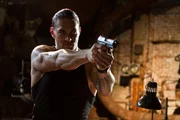 Noch glaubt Keegan (Jason Momoa), alles im Griff zu haben, doch dann l&auml;sst er sich auf ein riskantes Spiel ein ...
