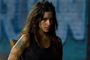 Ist eindeutig die Tochter ihres Vaters und l&auml;sst sich nicht von einem unangenehmen Gangster die Butter vom Brot nehmen: Lisa (Sarah Shahi) ...
