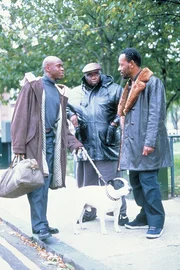 Um endlich den kolossalen Diamanten in seinen Besitz zu bringen, verf&auml;llt Boris auf die wahnwitzige Idee, die beiden Pfandleiher Sol (Lennie James, l.) und Vincent (Robbie Gee, r.) und den vertrottelten Fluchtfahrer Tyrone (Ade, M.) zu engagieren ...