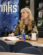 Wie wird Ramona (Riki Lindhome) reagieren, wenn sie von Sheldons Antrag für Amy erfährt? Wie wird Ramona (Riki Lindhome) reagieren, wenn sie von Sheldons Antrag für Amy erfährt?