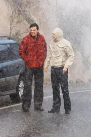 Als Lyndsey ihre Regel bekommt, zwingt sie Alan, Tampons zu besorgen, da sie sich weigert, Zoey um welche zu bitten. Alan (Jon Cryer, r.) und Walden (Ashton Kutcher, l.) brechen mitten im Gewitter auf ...