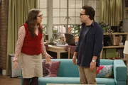 Amy (Mayim Bialik, l.) und Leonard (Johnny Galecki, r.) sind sich, aus ganz unterschiedlichen Gr&uuml;nden, einig, dass sie die Freundschaft von Penny und Beverly nicht guthei&szlig;en ...