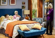 Penny (Kaley Cuoco, r.) muss als Babysitterin einspringen, als Howard (Simon Helberg, l.) und Bernadette (Melissa Rauch, M.) beide Bettruhe halten m&uuml;ssen ...