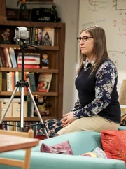 Unterst&uuml;tzt ihren Verlobten, als dieser unbedingt die Rolle seines Kindheitsidols "Professor Proton" in der Neuauflage verk&ouml;rpern will: Amy (Mayim Bialik) ...