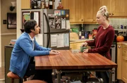 Als Raj (Kunal Nayyar, l.) Penny (Kaley Cuoco, r.) erz&auml;hlt, dass Ruchi ihr Verh&auml;ltnis unverbindlich halten will, ahnt Penny sofort, dass das nicht lange gutgehen wird ...