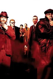 Snatch - Schweine und Diamanten: (v.l.n.r.) Mickey (Brad Pitt), Brick Top (Alan Ford), Tommy (Stephen Graham), Turkish (Jason Statham), Bullet Tooth Tony (Vinnie Jones) und Tyrone (Ade) ...