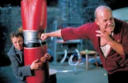 Ungl&uuml;cklicherweise muss Tommy (Stephen Graham, l.) als Georgous (Adam Fogerty, r.) Punchingball herhalten ...