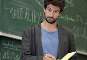 Physikprofessor Felix "Einstein" Winterberg (Tom Beck) hat nur noch wenige Jahre zu leben, weswegen er unermüdlich seine Forschungen vorantreibt - mit diversen Aufputschmitteln als Wachmacher. Und genau deswegen droht ihm das Gefängnis, wenn er der Polizei nicht als Berater in einem kniffligen Mordfall zur Verfügung steht ... Physikprofessor Felix "Einstein" Winterberg (Tom Beck) hat nur noch wenige Jahre zu leben, weswegen er unermüdlich seine Forschungen vorantreibt - mit diversen Aufputschmitteln als Wachmacher. Und genau deswegen droht ihm das Gefängnis, wenn er der Polizei nicht als Berater in einem kniffligen Mordfall zur Verfügung steht ...