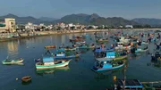 Mittags liegen die Boote im Fischerort Van Gia vor Anker, denn jetzt ist es zum Fischen zu hei&szlig;.
