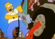 Verzweifelt versucht Homer, die Kralle von seinem falsch geparkten Auto zu entfernen.