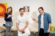 Tobi und Hannah lassen sich vom Arzt Niko impfen. Er erklärt, warum Impfungen wichtig sind und dass man vor Spritzen keine Angst haben muss. Tobi und Hannah lassen sich vom Arzt Niko impfen. Er erklärt, warum Impfungen wichtig sind und dass man vor Spritzen keine Angst haben muss.