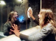 Manu (Alexandra Schalaudek) ist au&szlig;er sich. Sie vermutet, dass ihr Entf&uuml;hrer sich hinter dem Computer befindet und schreit ihm ihre Wut entgegen.