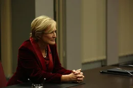 Nicolette Cayman (Glenn Close)